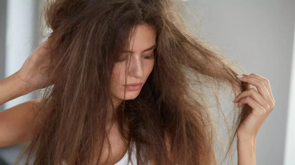Cheveux secs et abîmés : causes